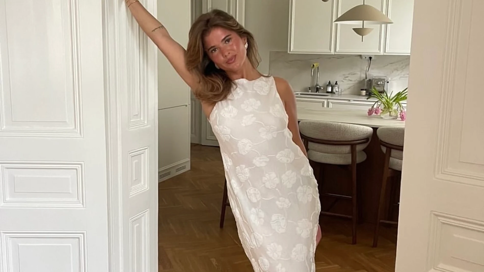 Influencer con vestido para ir a la oficina.