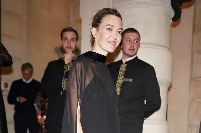 Marta Ortega firma uno de sus looks más icónicos con el traje satinado blanco que adelanta el lujo de la nueva era Zara Marta Ortega firma uno de sus looks más icónicos con el traje satinado blanco que adelanta el lujo de la nueva era Zara