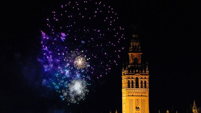 Espectáculo de fuegos artificiales sobre la Giralda clausuran la Feria de Abril. 