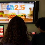 Ver cinco minutos de anuncios sobre comida basura dispara el consumo de calorías