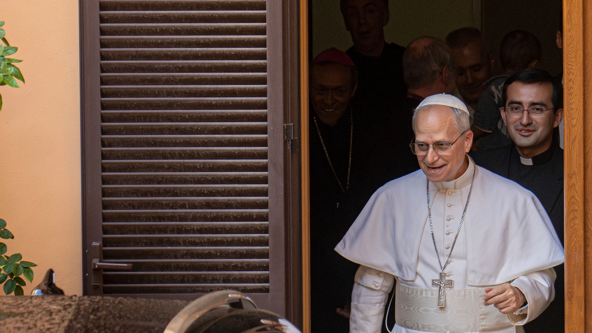 El Papa León XIV junto al sacerdote peruano Edgard Iván Rimaycun (al fondo)