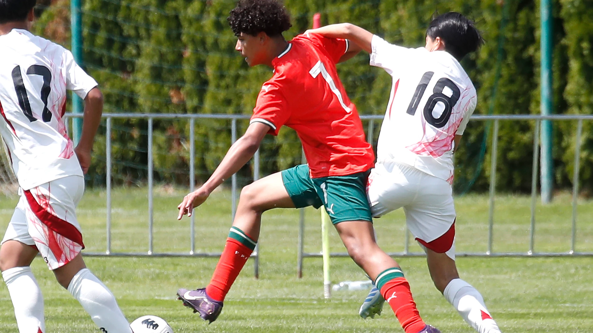 SVETI MARTIN NA MURI (Croatia), 13/05/2025.- Cristiano Ronaldo Junior (L) of Portugal in action against Wataru Ariyoshi of Japan during the match between Portugal and Japan at the Vlatko Markovic Under-15 youth tournament in Sveti Martin na Muri, Croatia, 13 May 2025. Cristiano Ronaldo Junior, son of Cristiano Ronaldo, is part of the Portugal squad that is taken part in the tournament. (Croacia, Japón) EFE/EPA/ANTONIO BAT