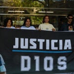 Fanáticos de Mradona en la entrada del Tribunal Oral en lo Criminal nº3 de San Isidro
