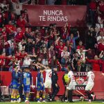 Los jugadores del Sevilla celebran el gol de la victoria ante Las Palmas