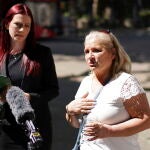 Kim Smith, hermana de Peter Sullivan, junto a la abogada Sarah Myatt, a las puertas del Tribunal de Justicia británico