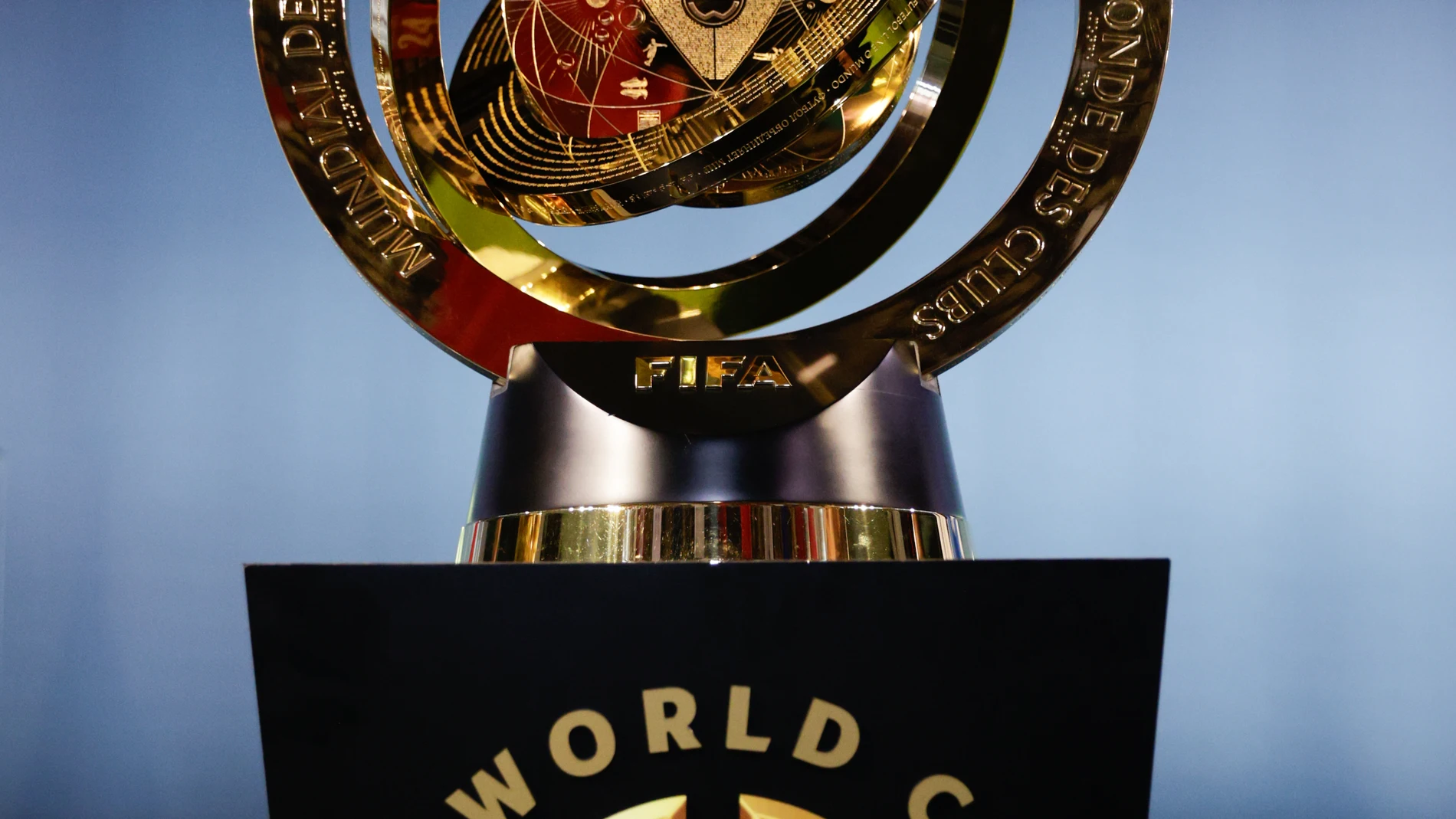 AMDEP6186. ASUNCIÓN (PARAGUAY), 13/05/2025.- Fotografía del trofeo de la Copa Mundial de Clubes de la FIFA, exhibido durante la inauguración oficial de la exposición por el 120 aniversario de la FIFA, este martes, en el Centro Cultural del Puerto en Asunción (Paraguay). EFE/ Juan Pablo Pino