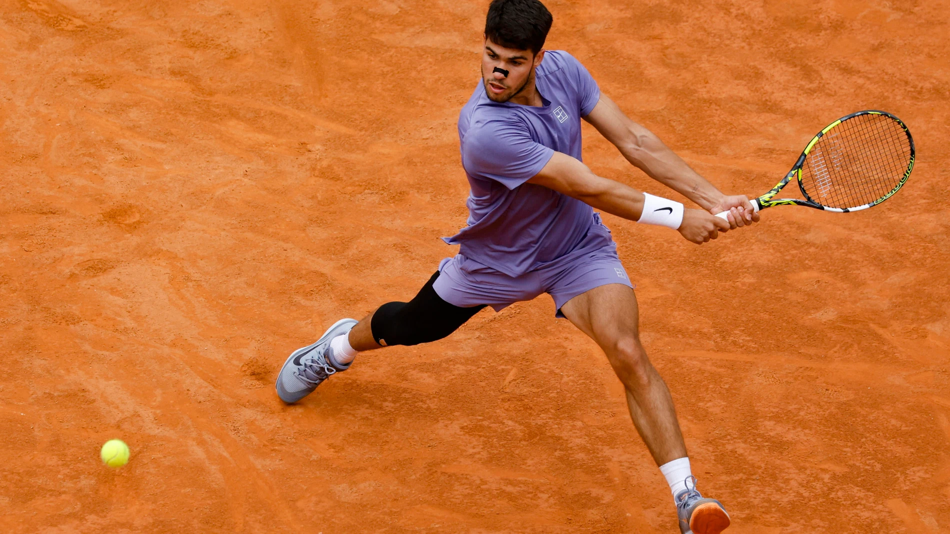 ROME (Italy), 14/05/2025.- Spain's Carlos Alcaraz in action during the men’s singles quarter final match against Jack Draper of the UK (not seen) at the Italian Open tennis tournament in Rome, Italy, 14 May 2025. (Tenis, Italia, España, Roma) EFE/EPA/FABIO FRUSTACI