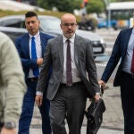 El delegado del gobierno, Francisco Martín Aguirre, entrando en los juzgados de plaza Castilla.