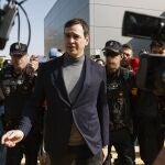  David Sánchez (c), hermano del presidente del Gobierno, tras declarar ante la jueza instructora de la causa por su contratación como coordinador de los conservatorios pacenses de música, cuya investigación también aprecia "indicios de criminalidad" en la adjudicación del puesto de jefe de Programas de Actividades Transfronterizas a un exempleado del Ministerio de Presidencia. 