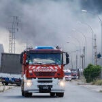 Primeros afectados por el incendio en la nave de productos químicos de Alcalá: atendidos un operario y un bombero