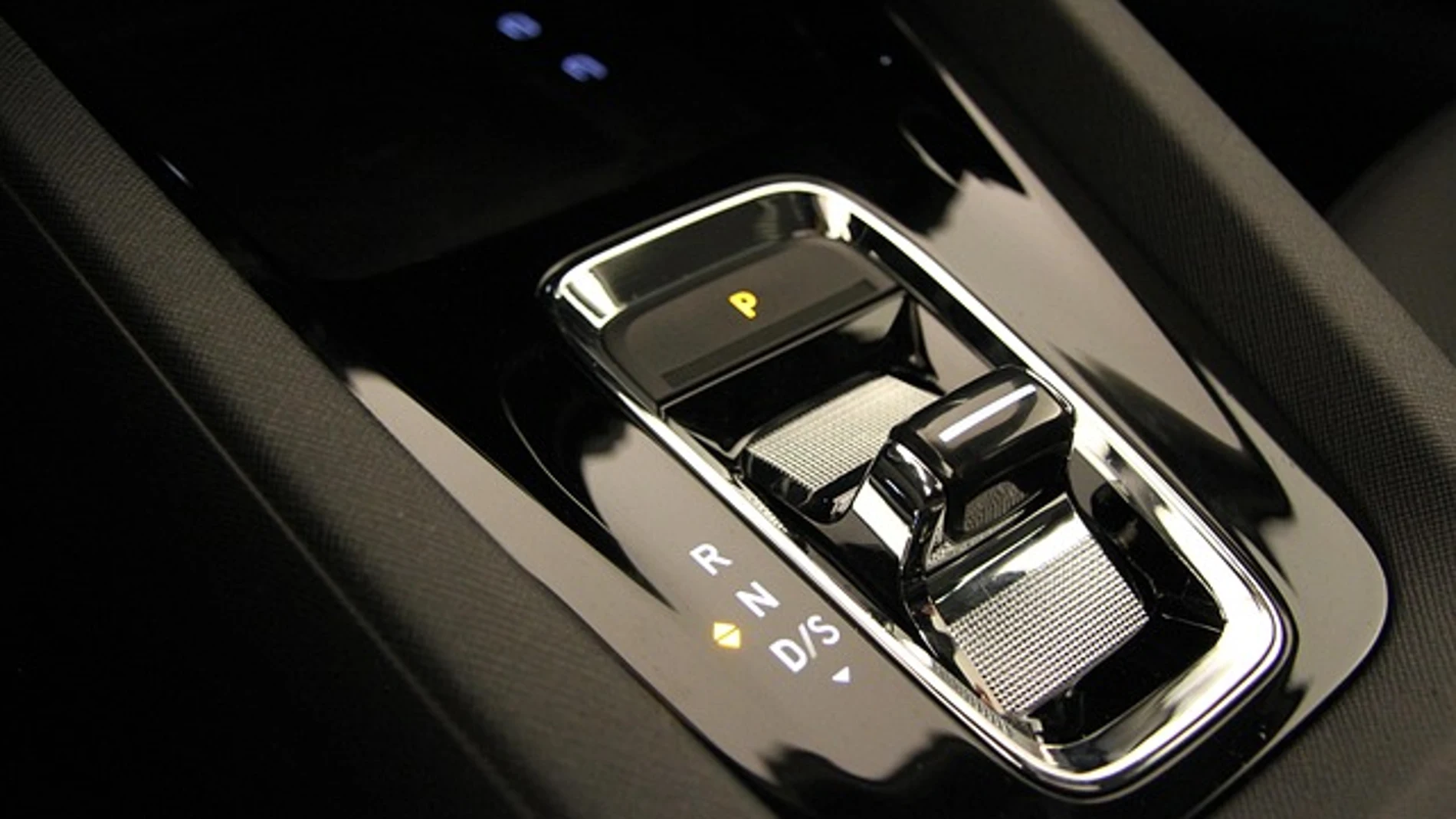 Si estoy en un semáforo ¿tengo que poner la N en la caja de cambios de mi coche automático?