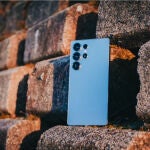 La parte trasera del Samsung Galaxy S25 Ultra en su acabado 'azul titanio'