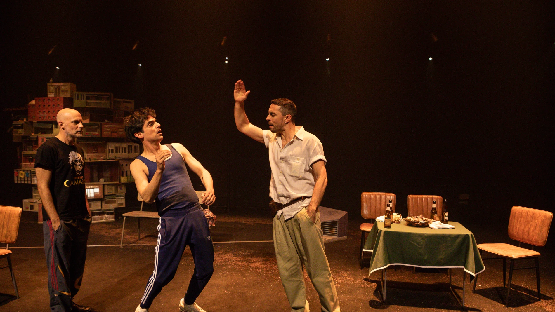 Francesco Carril, en el centro, vuelve a destacar en su papel protagonista