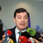 El presidente de Castilla y León, Alfonso Fernández Mañueco, atiende a los medios de comunicación