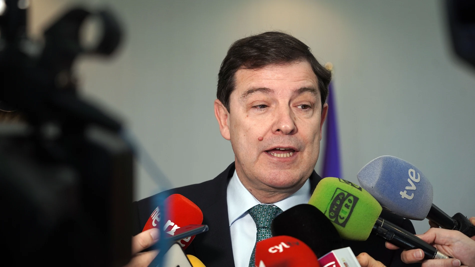 El presidente de Castilla y León, Alfonso Fernández Mañueco, atiende a los medios de comunicación