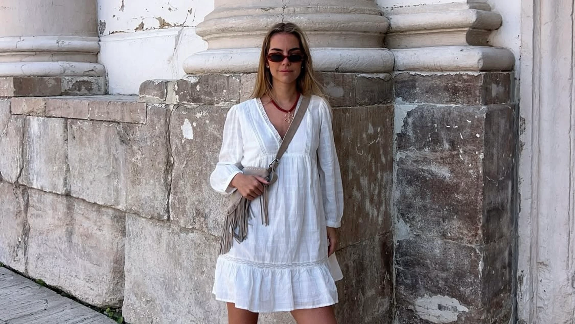 Influencer con vestido sueltecito.