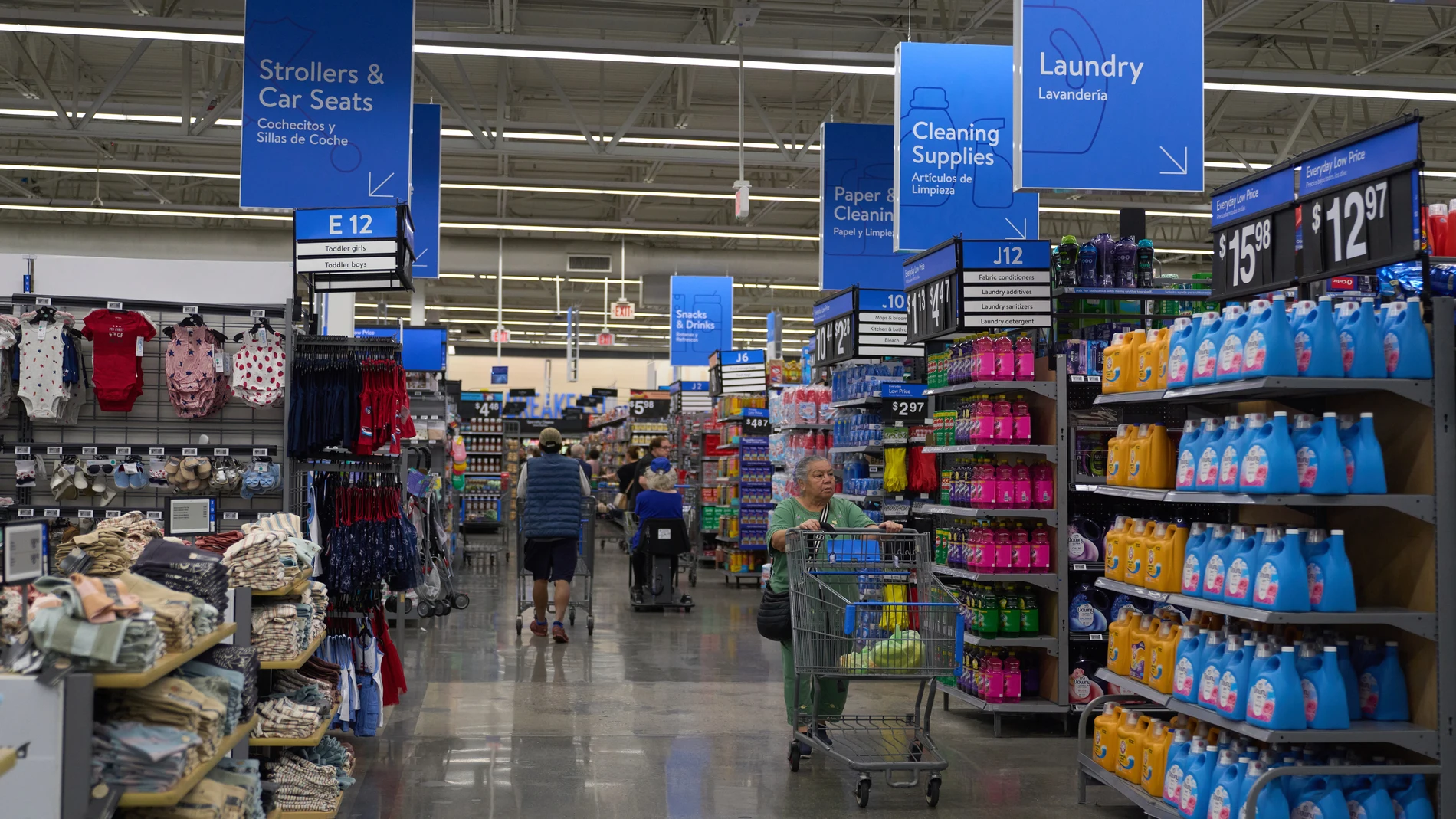 LOS ANGELES (United States), 14/05/2025.- People shop at a Walmart store in Los Angeles, California, USA, 14 May 2025. Walmart shares are up about 6 percent so far this year, but as of todays session was trading nearly 9 percent off their record high from mid-February. Walmart is expected to reseals Q1 FY25 earnings on 15 May 2025. EFE/EPA/ALLISON DINNER