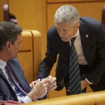 El presidente del Gobierno, Pedro Sánchez, y el ministro del Interior, Fernando Grande-Marlaska, en el Senado