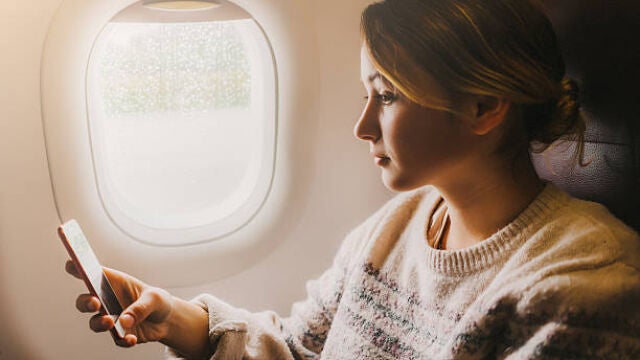 ¿Qué sucede realmente si no utilizas el modo avión en tu teléfono durante un vuelo?