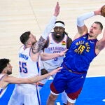 Tres jugadores de los Thunder acuden a defender a Nikola Jokic