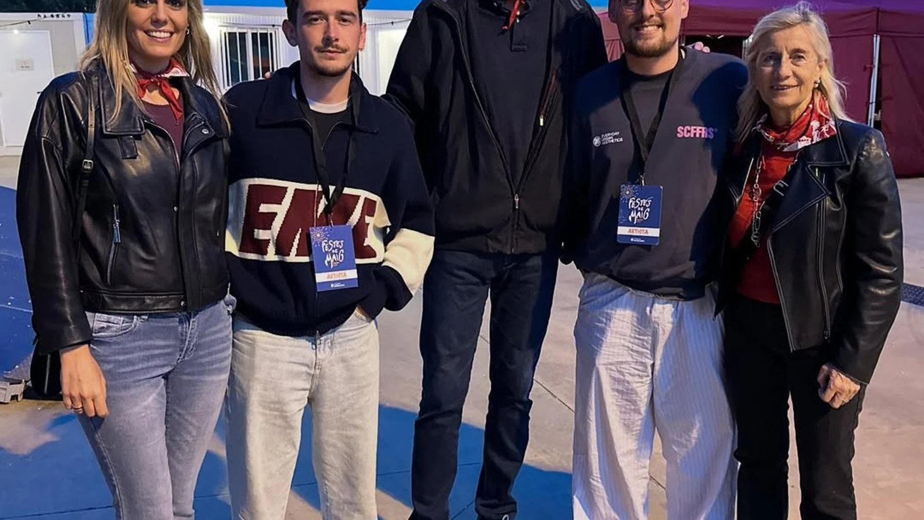 Independentistas radicales insutan al grupo catalán The Tyets por hacerse una foto con Xavier García Albiol: "Vaya mongolos"