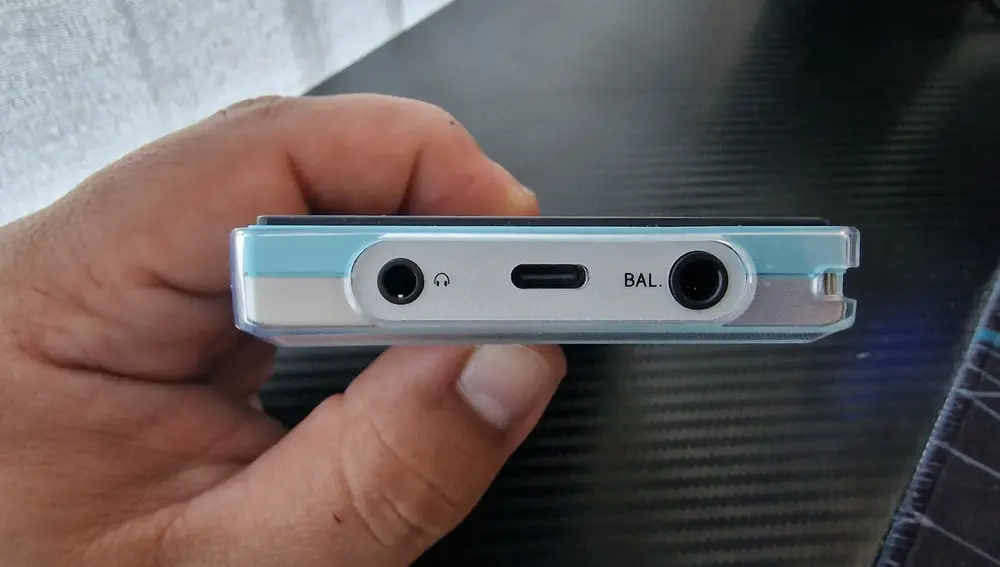 Detalle de las salidas de audio y el conector de carga