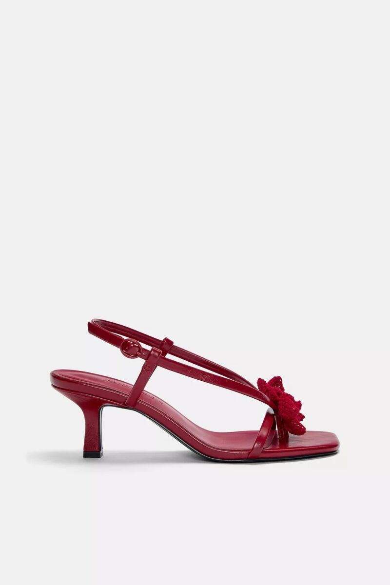 Sandalias de tacón detalle flor.