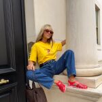 Influencer con camiseta vitamina.