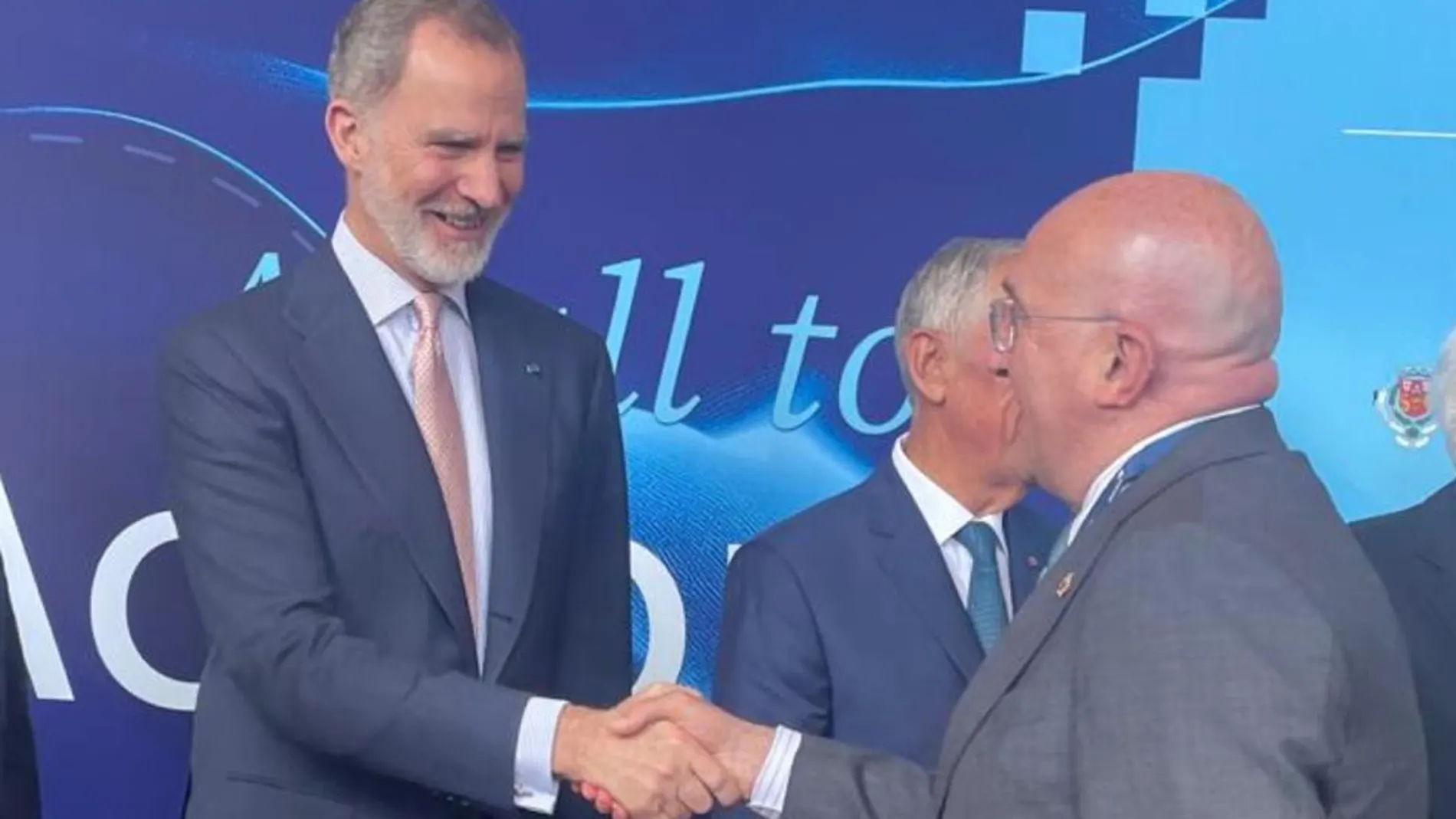 Jesús Julio Carnero saluda a Felipe VI
