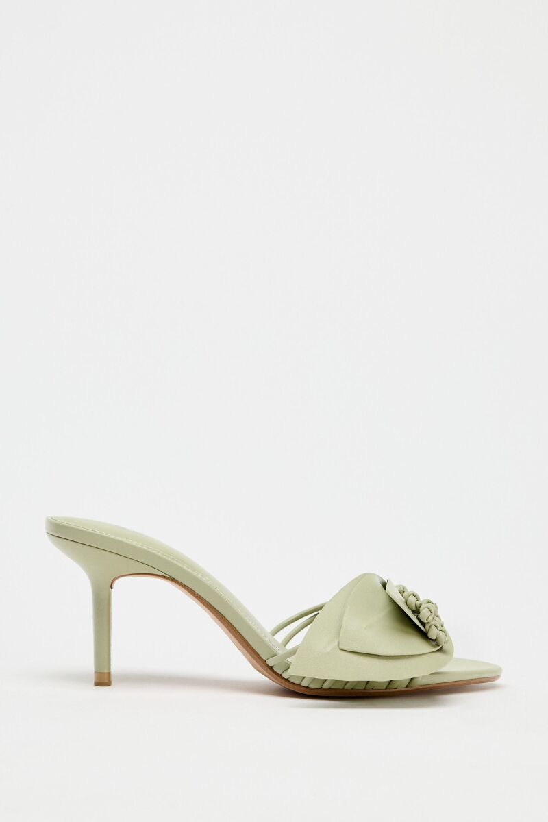 Sandalias tacón en verde.