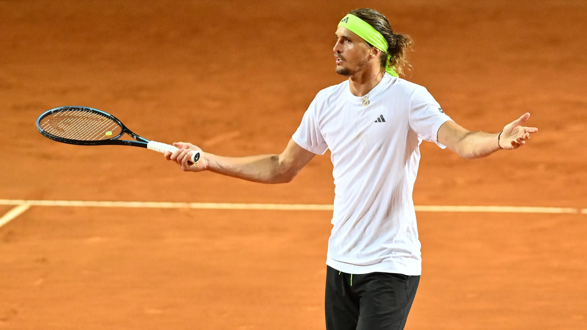 Zverev se queja durante su partido ante Musetti