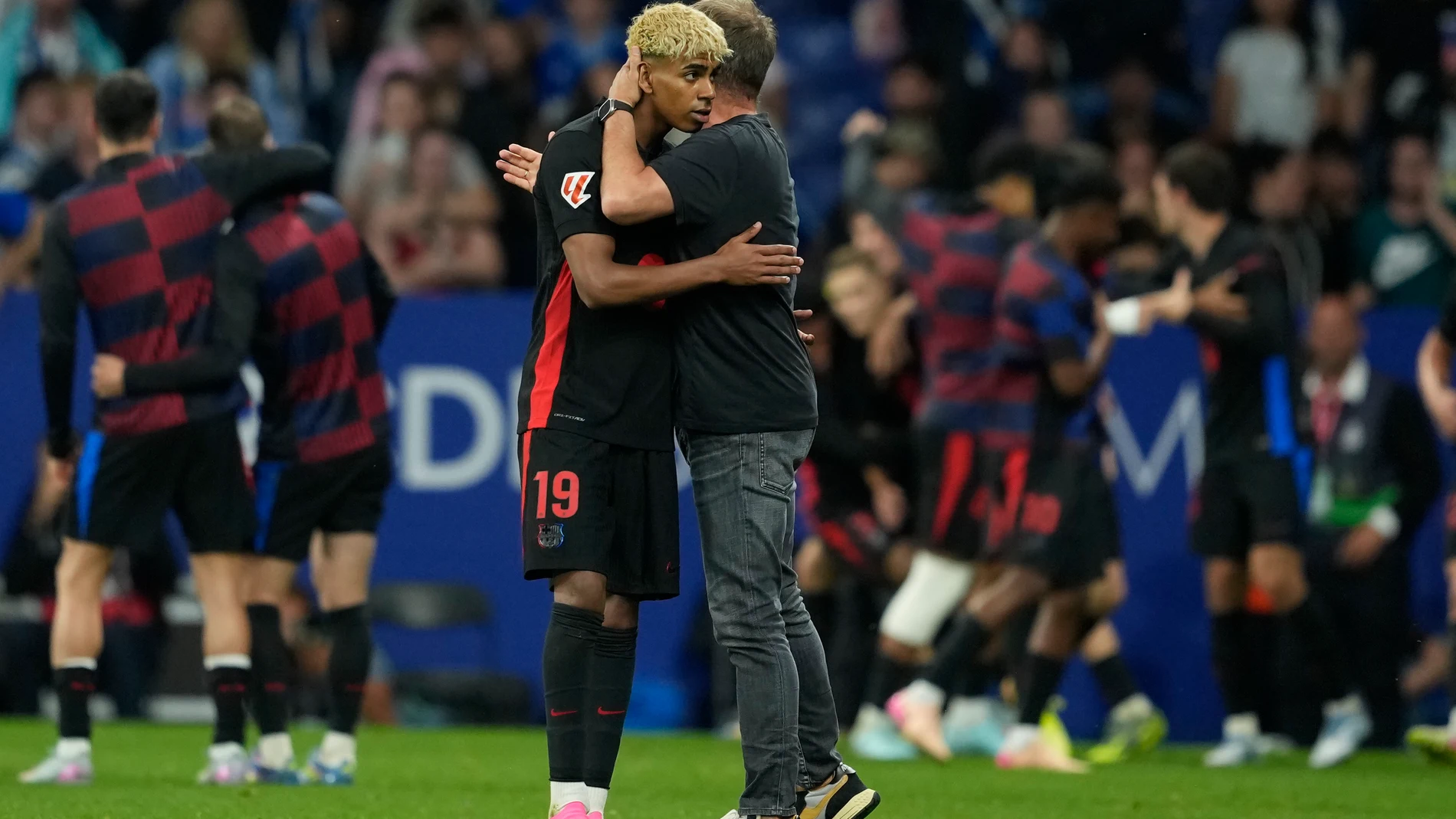 CORNELLÁ (BARCELONA), 15/05/2025.- El delantero del FC Barcelona, Lamine Yamal y el técnico alemán Hansi Flick, tras conseguir el segundo gol del equipo blaugrana durante el encuentro correspondiente a la jornada 36 de LaLiga EA Sports que RCD Espanyol y FC Barcelona disputan este jueves en el RCDE Stadium, en Cornellá de Llobregat, Barcelona. EFE/Alejandro García