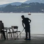 Un camarero trabaja en una terraza de Santander