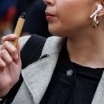 Imagen de archivo de una chica con un vapeador