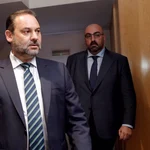 Koldo García (d) junto al entonces ministro de Fomento, José Luis Ábalos (i)