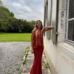 Sofía Hamela con look de invitada perfecta.