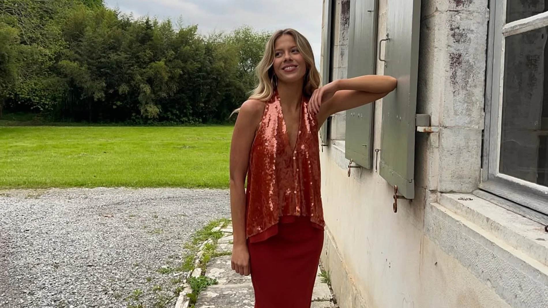 Sofía Hamela con look de invitada perfecta.