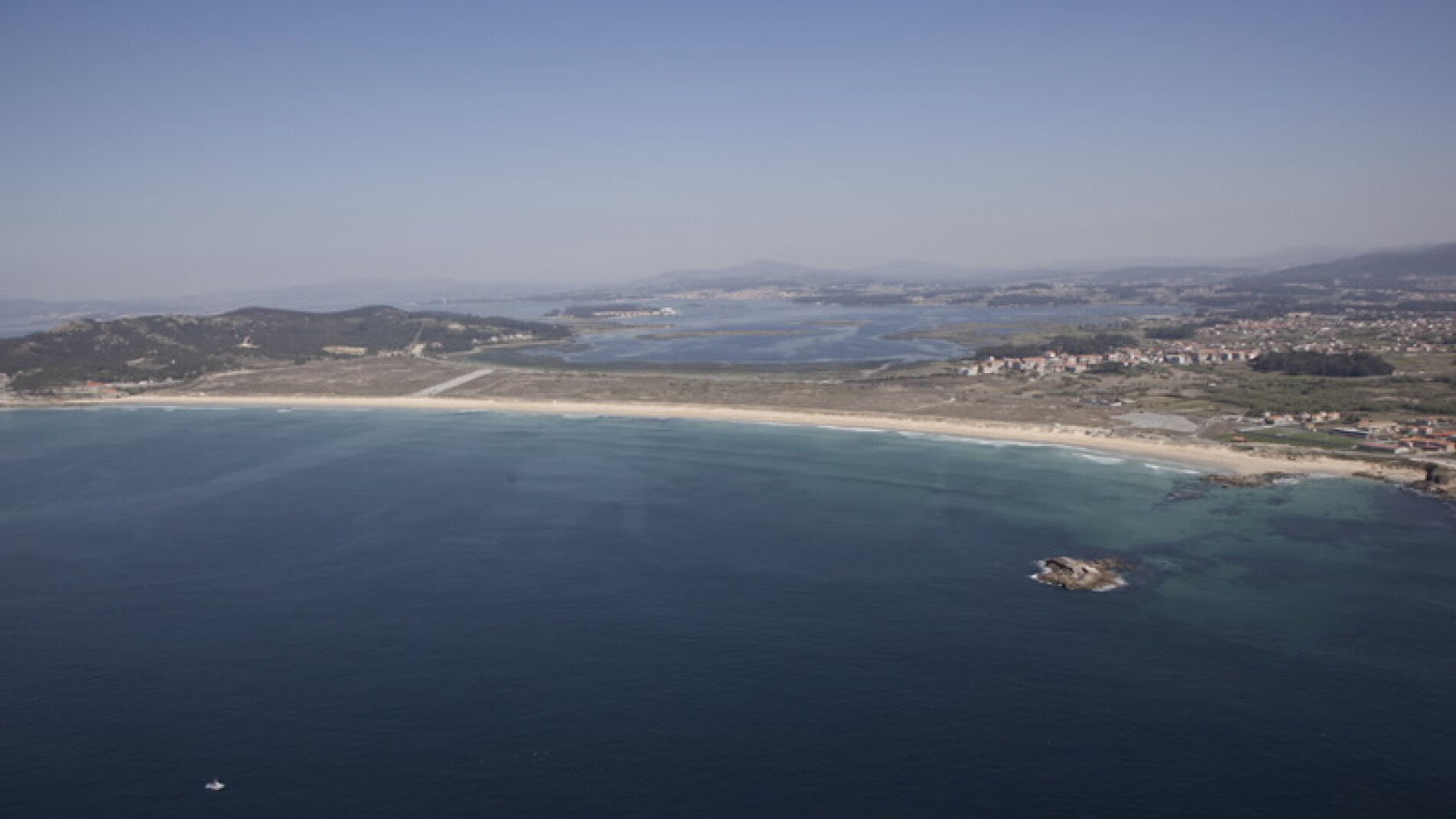 Mujer tocando la Cuna da Santa tras el baño ritual
