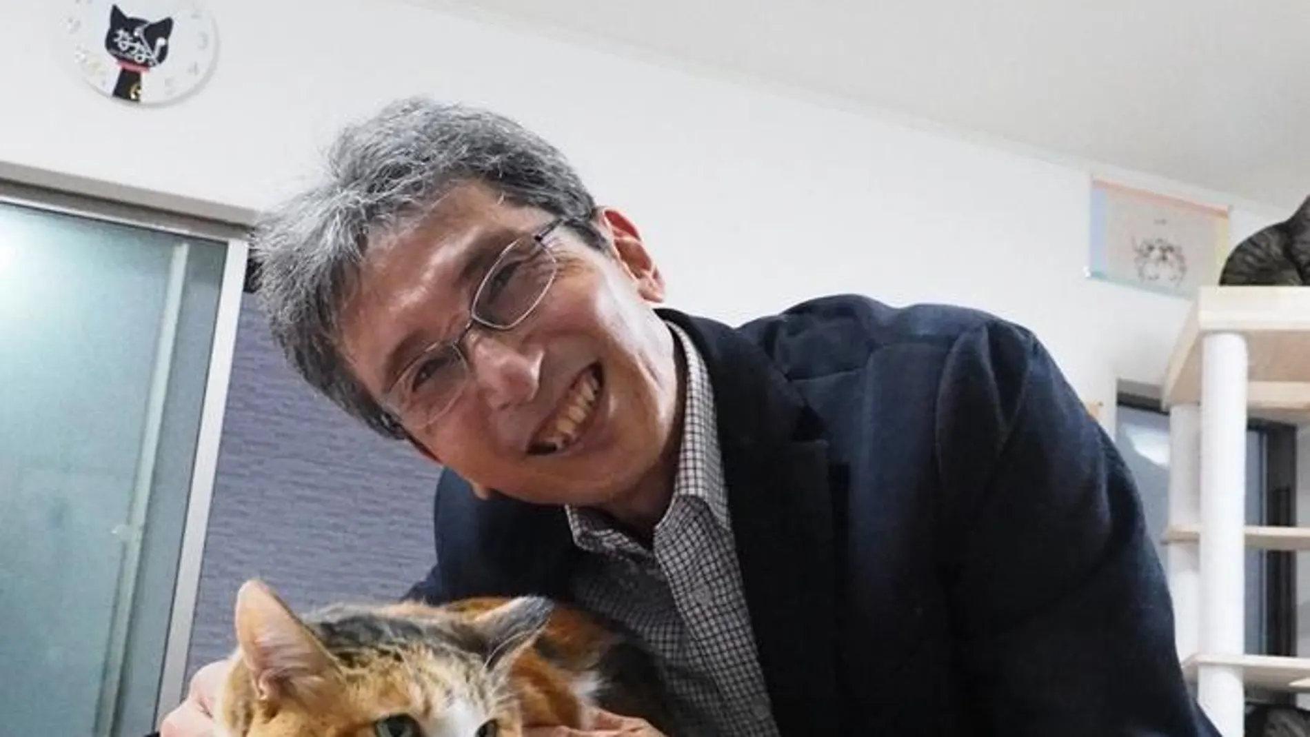 El profesor Hiroyuki Sasaki, genetista de la Universidad de Kyushu con debilidad por los gatos, entabla rápidamente amistad con uno de los gatos carey de un refugio local mientras busca el gen responsable del pelaje anaranjado.