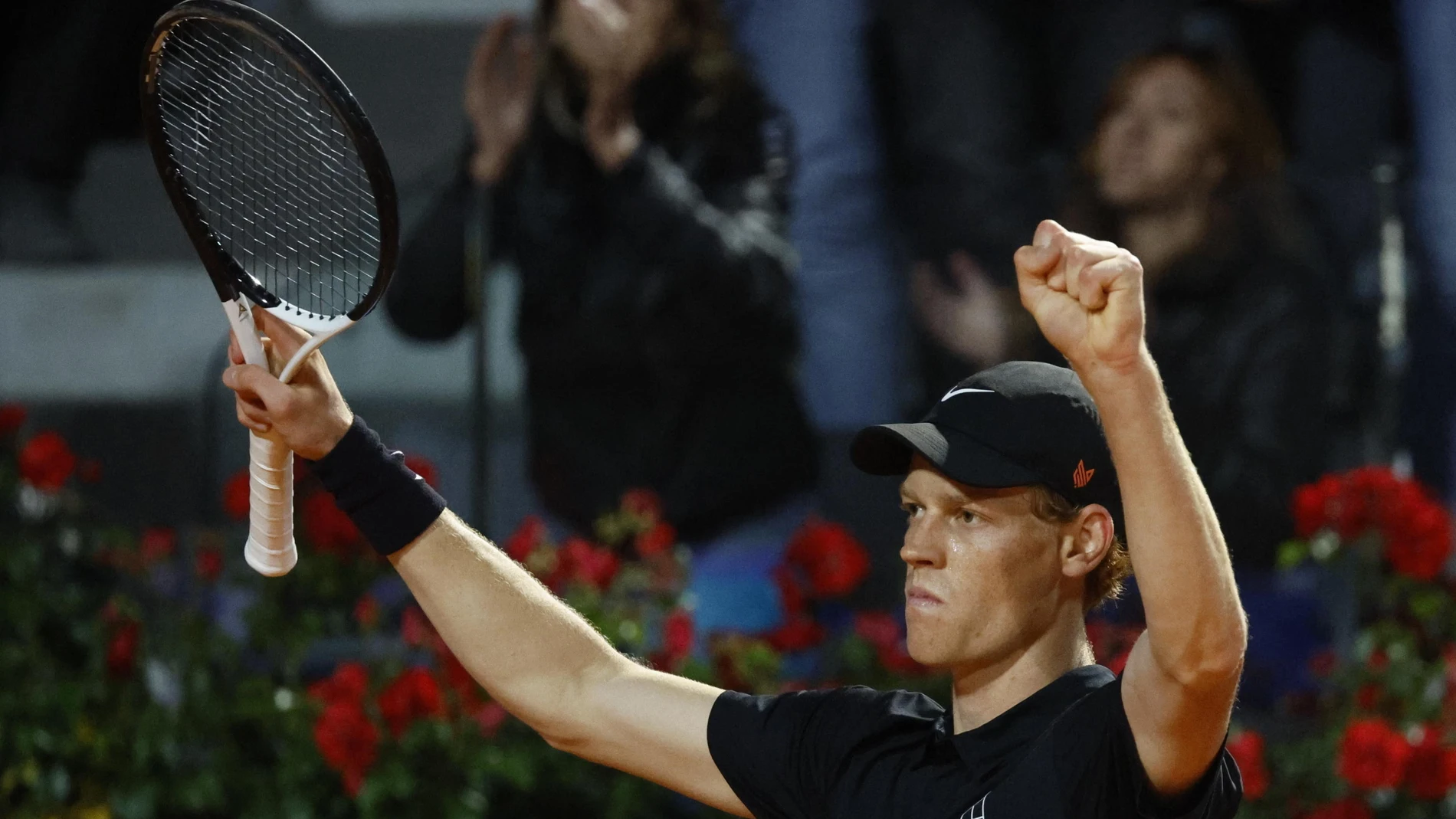 ROME (Italy), 16/05/2025.- Jannik Sinner of Italy celebrates winning his men’s semi-final match against Tommy Paul of USA (not pictured) at the Italian Open tennis tournament in Rome, Italy, 16 May 2025. (Tenis, Italia, Roma) EFE/EPA/FABIO FRUSTACI