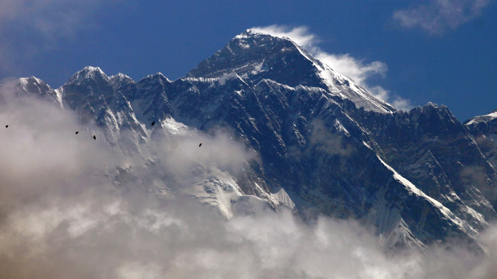 El monte Everestvisto desde el Parque Nacional Sagarmatha, en Nepal