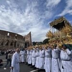 Nazarenos participan en una procesi&oacute;n hist&oacute;rica y que dif&iacute;cilmente se volver&aacute; a repetir en la que el paso del Nazareno de la Cofrad&iacute;a del Dulce Nombre de Jes&uacute;s Nazareno -imagen del siglo XVII- ha estado acompa&ntilde;ado de otros emblem&aacute;ticos pasos de la Semana Santa espa&ntilde;ola como el Cristo de la Expiraci&oacute;n 'El Cachorro' (Sevilla), y la Virgen de la Esperanza Coronada (M&aacute;laga), este s&aacute;bado en Roma (Italia). 