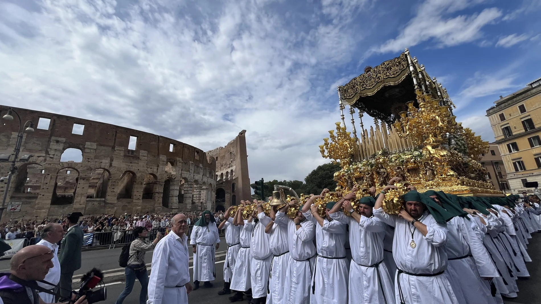 Nazarenos participan en una procesión histórica y que difícilmente se volverá a repetir en la que el paso del Nazareno de la Cofradía del Dulce Nombre de Jesús Nazareno -imagen del siglo XVII- ha estado acompañado de otros emblemáticos pasos de la Semana Santa española como el Cristo de la Expiración 'El Cachorro' (Sevilla), y la Virgen de la Esperanza Coronada (Málaga), este sábado en Roma (Italia).