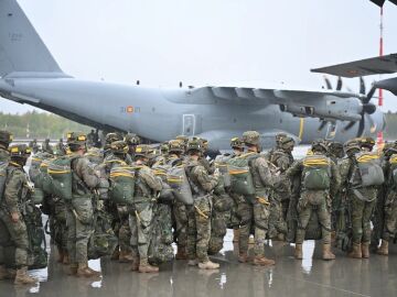 Paracaidistas de la Bripac, listos para subir al A400M para el salto