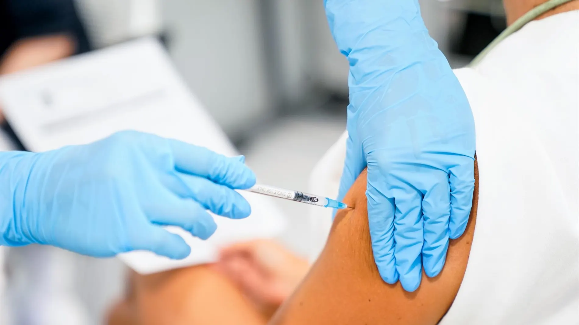 Imagen de archivo de una campaña de vacunación en adultos.