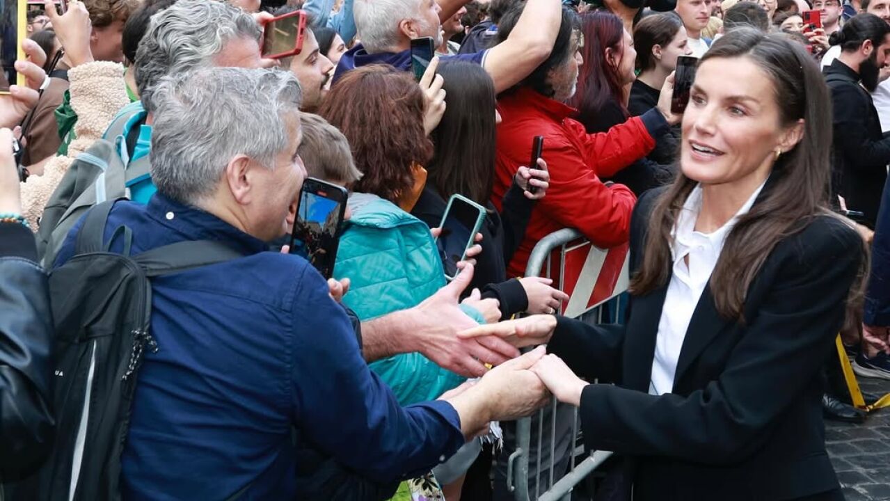 La Reina Letizia llega a Roma con su uniforme infalible para asistir ...