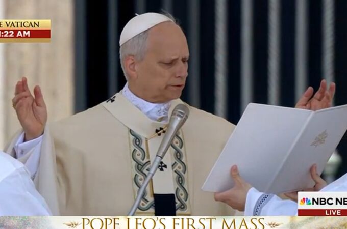 Pantallazos de distintos medios de comunicación durante la misa del inicio del pontificado de el papa León XIV en la plaza de San Pedro en el Vaticano.