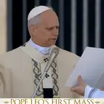 Pantallazos de distintos medios de comunicación durante la misa del inicio del pontificado de el papa León XIV en la plaza de San Pedro en el Vaticano.
