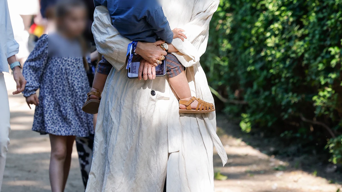 Marta Ortega con gabardina.