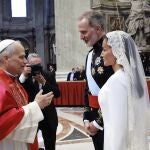Los Reyes de Espa&ntilde;a, Felipe VI y Letizia, conversan con el papa Le&oacute;n XIV, tras finalizar la misa del inicio del pontificado este domingo en la plaza de San Pedro en el Vaticano